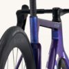 Factor Ostro VAM-fiets in Chameleon Red, close-up van het frame en designaccenten