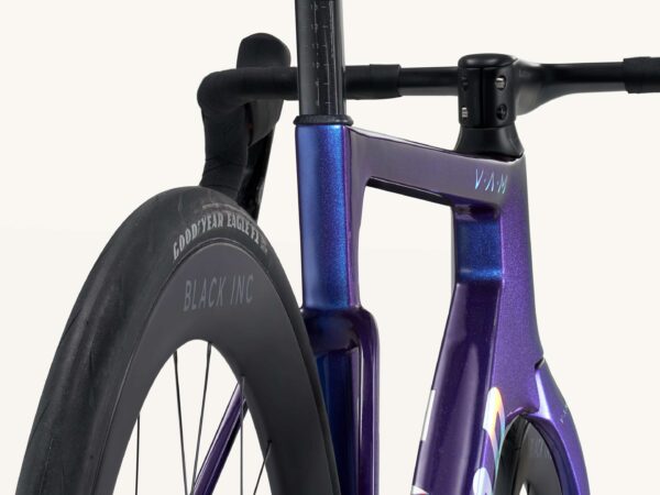 Factor Ostro VAM-fiets in Chameleon Red, close-up van het frame en designaccenten