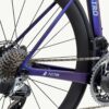 Factor Ostro VAM-fiets in Chameleon Red, close-up van de buisverbinding en afwerking