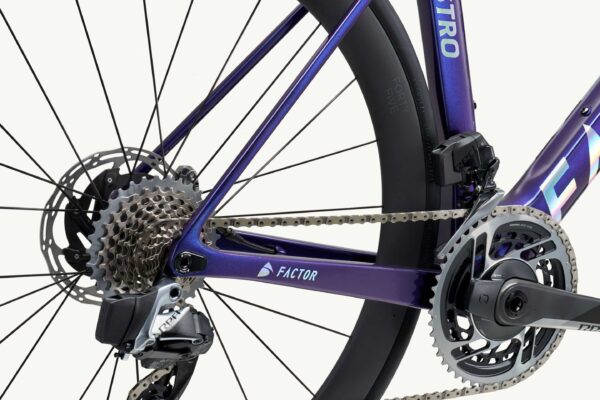 Factor Ostro VAM-fiets in Chameleon Red, close-up van de buisverbinding en afwerking