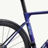 Factor Ostro VAM-fiets in Chameleon Red, close-up van het frame en lakafwerking