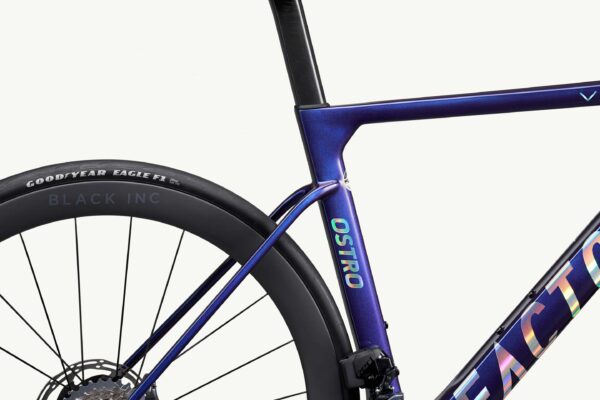 Factor Ostro VAM-fiets in Chameleon Red, close-up van het frame en lakafwerking