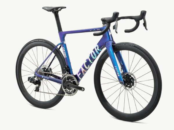 Factor Ostro VAM-fiets in Chameleon Red, 45 graden zicht vanaf de aandrijfzijde