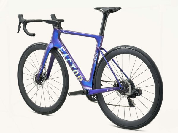 Factor Ostro VAM-fiets in Chameleon Red, 45 graden zicht vanaf de niet-aandrijfzijde
