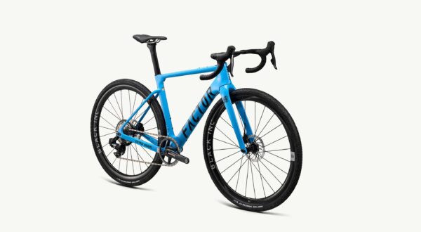 Factor Ostro Gravel-fiets in Heritage Blue, 45 graden zicht vanaf de aandrijfzijde