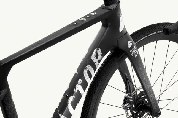 Factor Ostro Gravel-fiets in Naked Grunge Red, close-up van het frame en afwerking