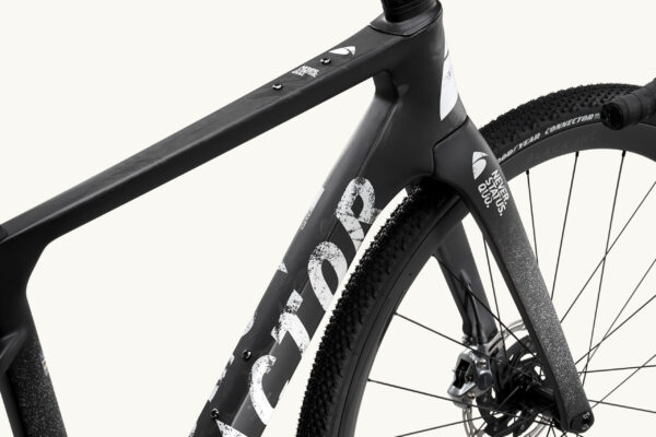 Factor Ostro Gravel-fiets in Naked Grunge Red, close-up van het frame en afwerking