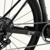 Factor Ostro Gravel-fiets in Naked Grunge Red, close-up van het frameontwerp en designaccenten