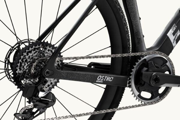 Factor Ostro Gravel-fiets in Naked Grunge Red, close-up van het frameontwerp en designaccenten