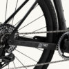 Factor Ostro Gravel-fiets in Naked Grunge Red, close-up van het frameontwerp en designaccenten