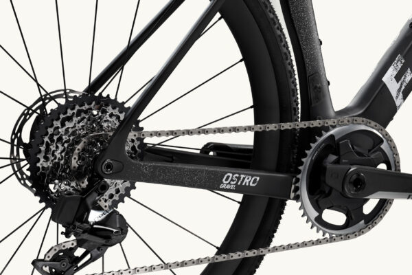 Factor Ostro Gravel-fiets in Naked Grunge Red, close-up van het frameontwerp en designaccenten
