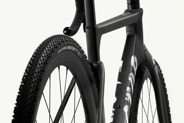 Factor Ostro Gravel-fiets in Naked Grunge Red, close-up van de buisverbinding en afwerking