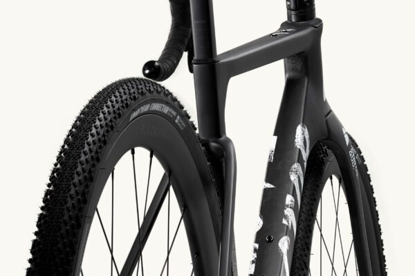 Factor Ostro Gravel-fiets in Naked Grunge Red, close-up van de buisverbinding en afwerking