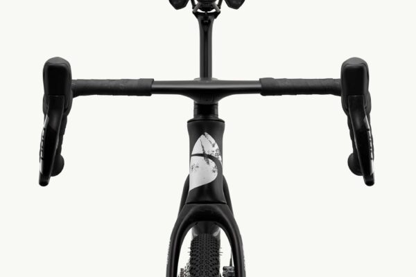 Factor Ostro Gravel-fiets in Naked Grunge Red, close-up van het frame en lakafwerking.