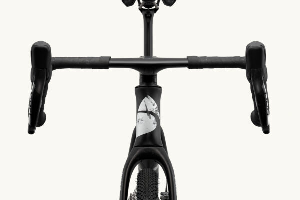 Factor Ostro Gravel-fiets in Naked Grunge Red, close-up van het frame en lakafwerking