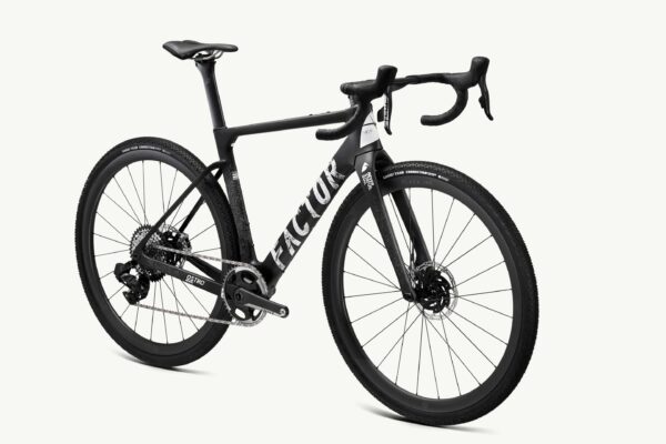 Factor Ostro Gravel-fiets in Naked Grunge Red, 45 graden zicht vanaf de aandrijfzijde