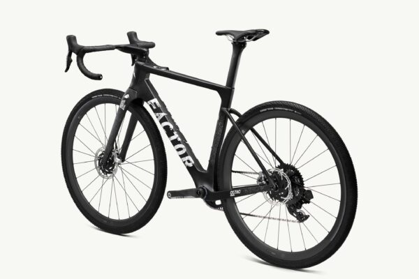 Factor Ostro Gravel-fiets in Naked Grunge Red, 45 graden zicht vanaf de niet-aandrijfzijde