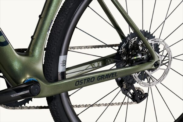 Factor Ostro Gravel-fiets in Olive Green, close-up van de buisverbinding en lakafwerking