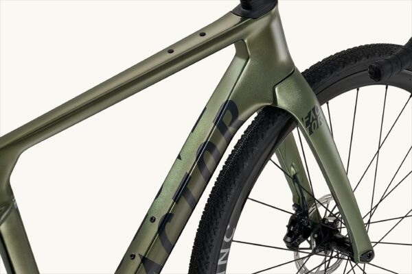 Factor Ostro Gravel-fiets in Olive Green, close-up van het frame en afwerking