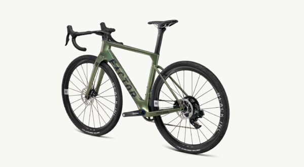 Factor Ostro Gravel-fiets in Olive Green, 45 graden zicht vanaf de niet-aandrijfzijde