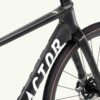 Factor Ostro Gravel-fiets in UD Gloss Red, close-up van het frame en designaccenten