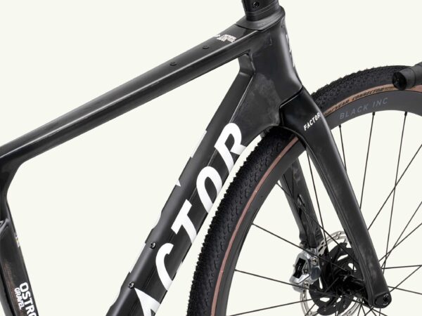 Factor Ostro Gravel-fiets in UD Gloss Red, close-up van het frame en designaccenten