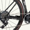 Factor Ostro Gravel-fiets in UD Gloss Red, close-up van de buisverbinding en afwerking