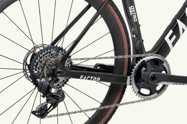 Factor Ostro Gravel-fiets in UD Gloss Red, close-up van de buisverbinding en afwerking