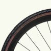 Detail van de Factor Ostro Gravel-fiets in UD Gloss Red, close-up van het frame en lakafwerking