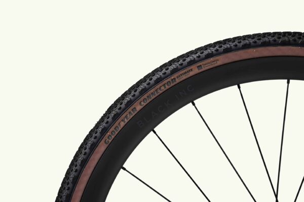 Detail van de Factor Ostro Gravel-fiets in UD Gloss Red, close-up van het frame en lakafwerking