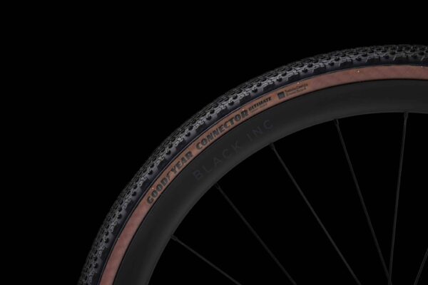 Factor Ostro Gravel-fiets in UD Gloss Red, close-up van het frame met zwarte accenten