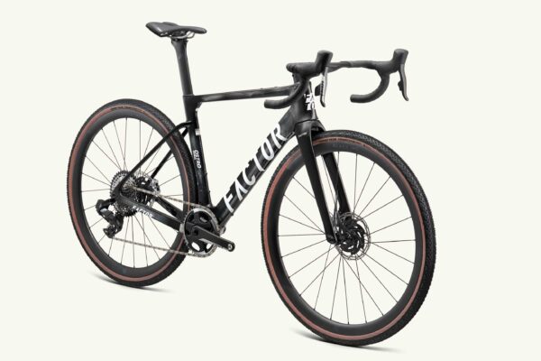 Factor Ostro Gravel-fiets in UD Gloss Red, 45 graden zicht vanaf de aandrijfzijde