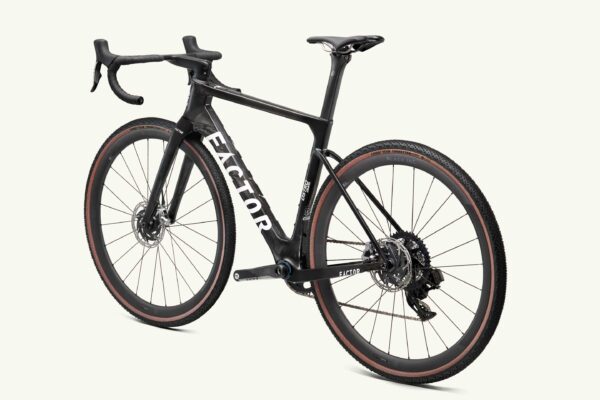 Factor Ostro Gravel-fiets in UD Gloss Red, 45 graden zicht vanaf de niet-aandrijfzijde