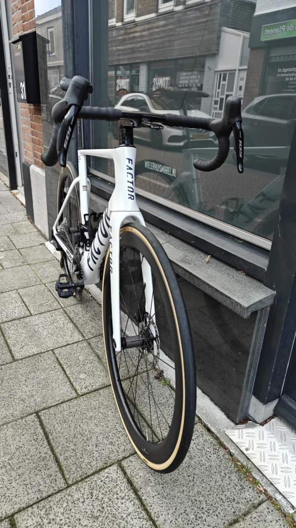 Factor-Monza-Pearl-White-4