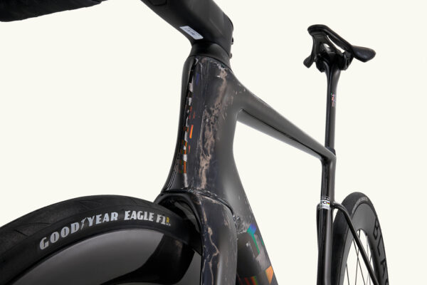 Factor Ostro VAM-fiets in Black Ultegra, close-up van de balhoofdbuis