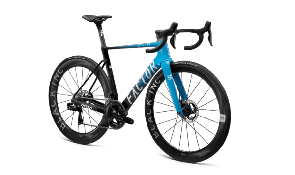 Factor Ostro VAM-fiets in Team Blue, 45 graden zicht vanaf de aandrijfzijde