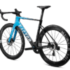 Factor Ostro VAM-fiets in Team Blue, 45 graden zicht vanaf de niet-aandrijfzijde