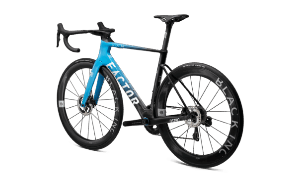 Factor Ostro VAM-fiets in Team Blue, 45 graden zicht vanaf de niet-aandrijfzijde