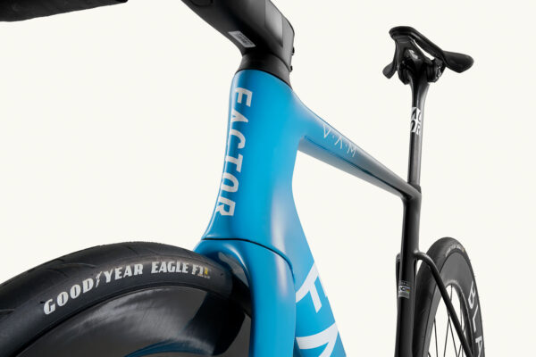 Factor Ostro VAM-fiets in Team Blue, close-up van de balhoofdbuis