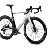 Factor Ostro VAM-fiets in Pearl White, 45 graden zicht vanaf de aandrijfzijde