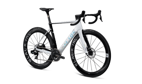Factor Ostro VAM-fiets in Pearl White, 45 graden zicht vanaf de aandrijfzijde