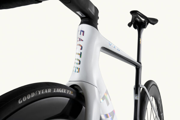 Factor Ostro VAM-fiets in Pearl White, close-up van de balhoofdbuis