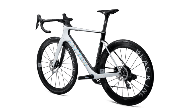 Factor Ostro VAM-fiets in Pearl White, 45 graden zicht vanaf de niet-aandrijfzijde